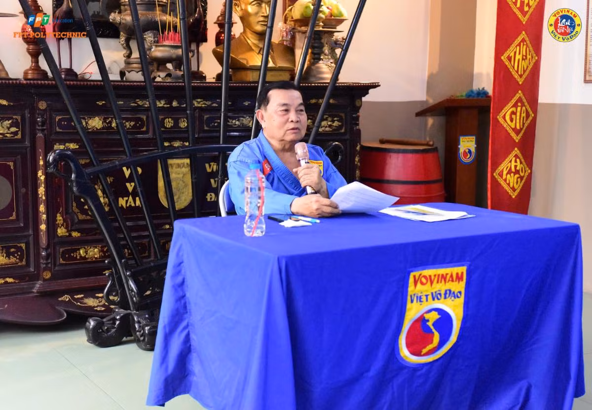 Thầy Sen chia sẻ quá trình hình thành và phát triển của Vovinam cho các môn sinh.