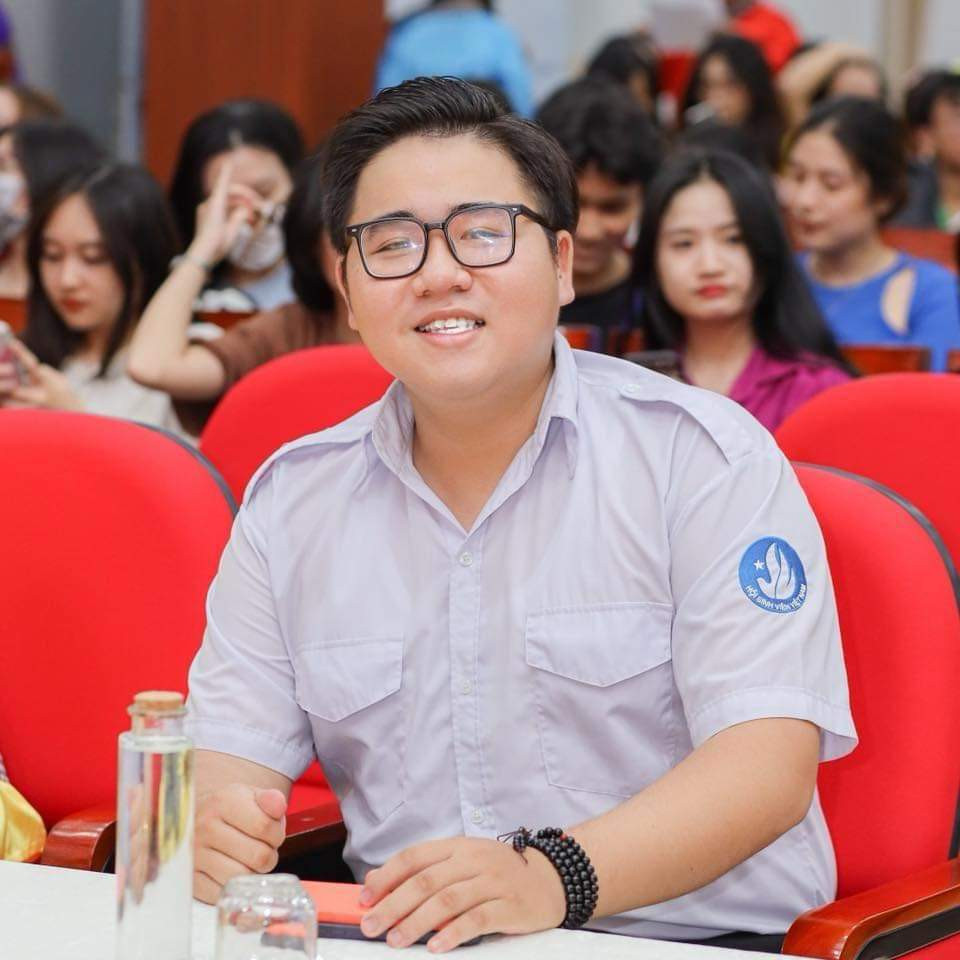 Ngoài giữ vị trí Chủ tịch Hội Sinh viên trường ĐH Mở TP. HCM, Thanh Long còn là Ủy viên Ban Chấp Hành T.Ư Hội Sinh viên Việt Nam.