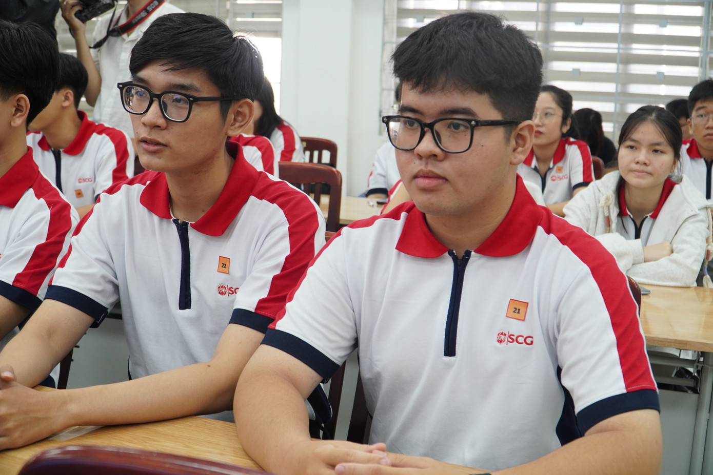 Sinh viên nhận học bổng tại chương trình. Sinh viên nhận học bổng tại chương trình.