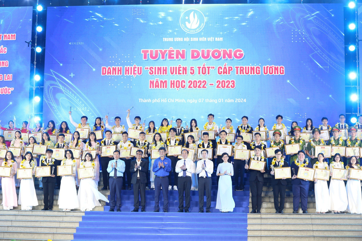 74 sinh viên tiêu biểu đạt danh hiệu 'Sinh viên 5 tốt' cấp Trung ương, năm học 2022 - 2023 được vinh danh tại chương trình. (Ảnh: Ngô Tùng)