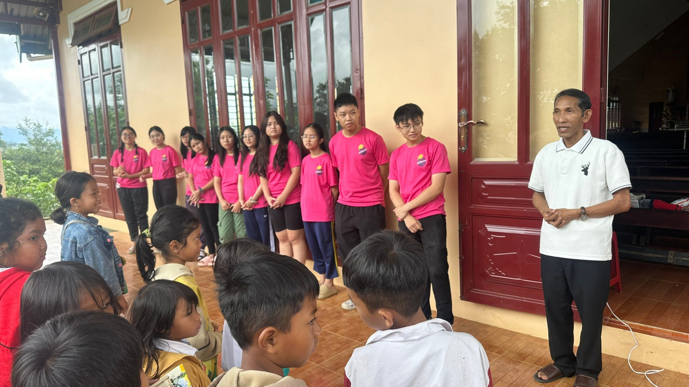 Cha John Brell (Giáo xứ Đăng Srỗn, Ninh Gia, Đức Trọng, Lâm Đồng) thay mặt người dân địa phương cảm ơn nhóm dự án đã mang lại niềm vui cho những đứa trẻ tại địa phương.