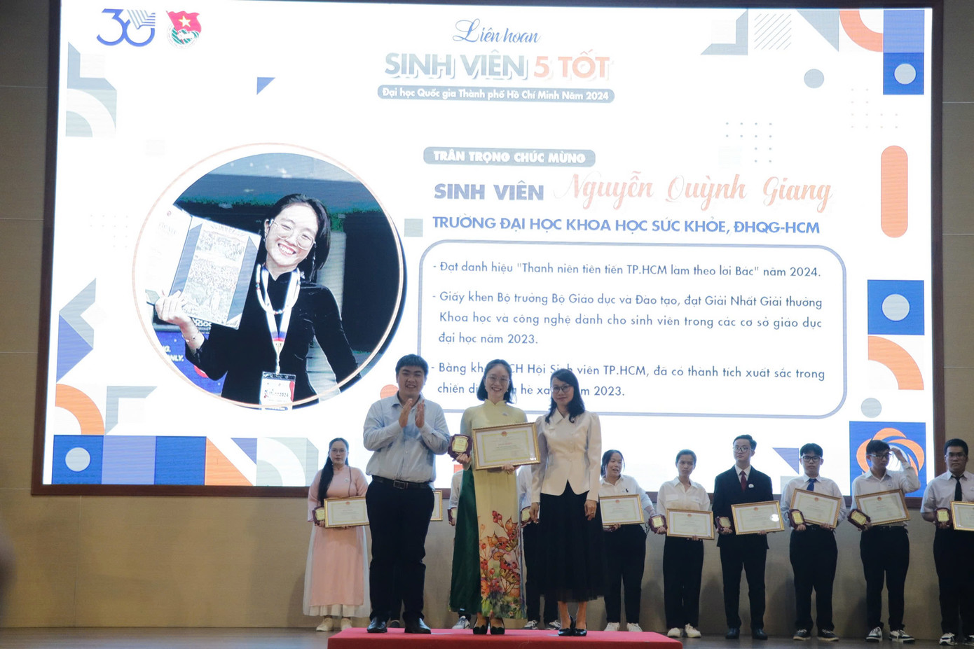 Nguyễn Quỳnh Giang (trường ĐH Khoa học Sức khỏe) là sinh viên 4 năm liền đạt Danh hiệu 'Sinh viên 5 tốt'. (Ảnh: ĐHQG TP. HCM) Nguyễn Quỳnh Giang (trường ĐH Khoa học Sức khỏe) là sinh viên 4 năm liền đạt Danh hiệu 'Sinh viên 5 tốt'. (Ảnh: ĐHQG TP. HCM)