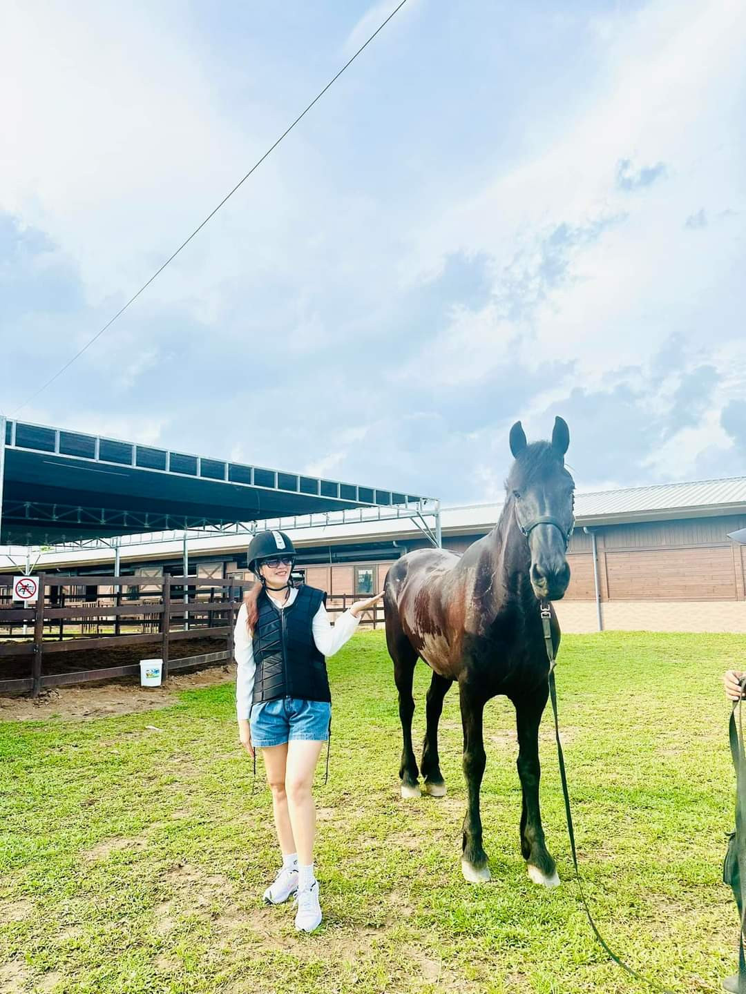 Ngoài vui chơi giải trí, bạn trẻ có thể chụp hình cùng ngựa trong không gian rộng mát.