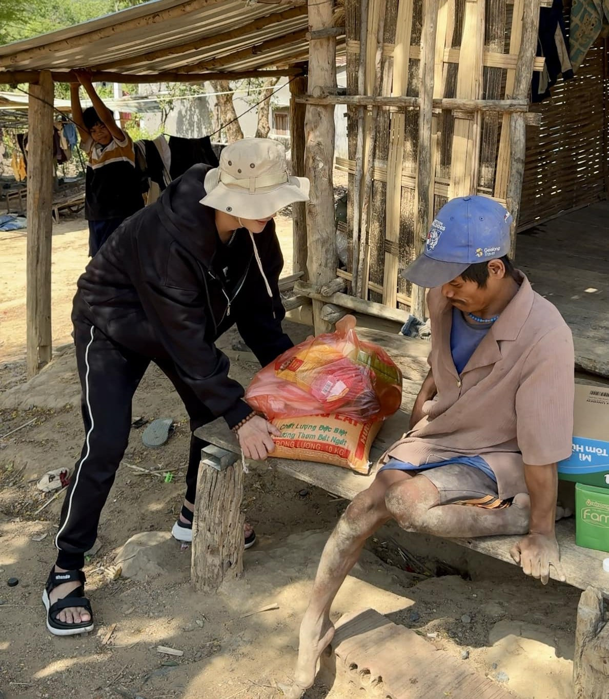 Vĩnh trong chuyến đi thiện nguyện ở Kon Tum.