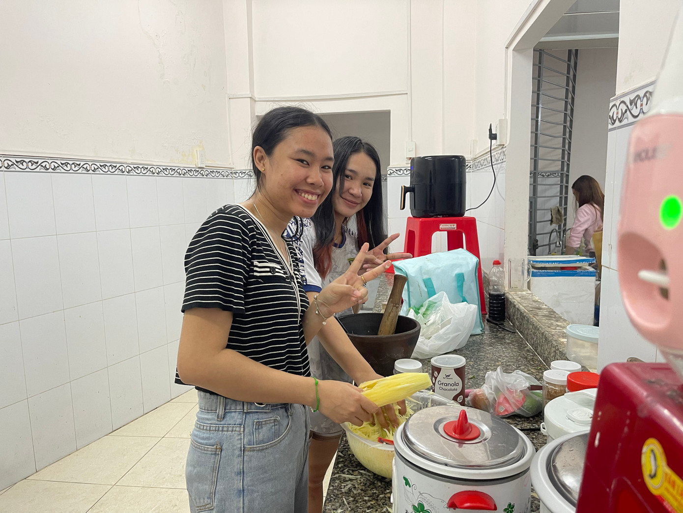 Các bạn du học sinh Lào, Campuchia tự vào bếp chuẩn bị cho bữa ăn của mình. Các bạn du học sinh Lào, Campuchia tự vào bếp chuẩn bị cho bữa ăn của mình.