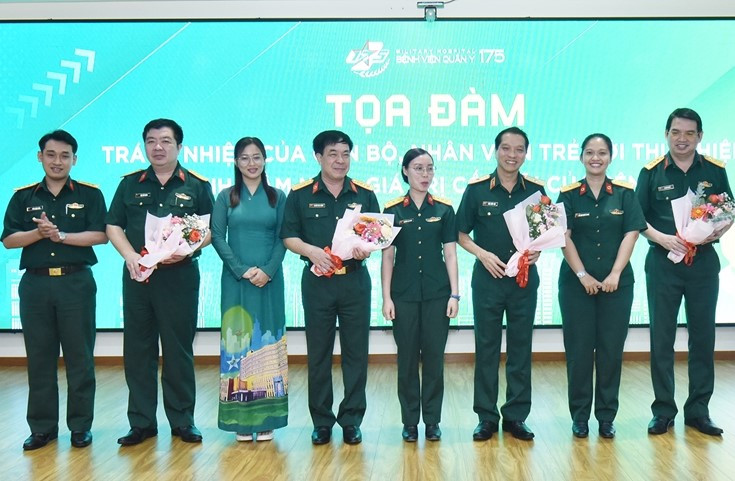 Đại diện tuổi trẻ Bệnh viện Quân y 175 tặng hoa tri ân lãnh đạo bệnh viện và các đơn vị trực thuộc. (Ảnh: Hùng Khoa) Đại diện tuổi trẻ Bệnh viện Quân y 175 tặng hoa tri ân lãnh đạo bệnh viện và các đơn vị trực thuộc. (Ảnh: Hùng Khoa)