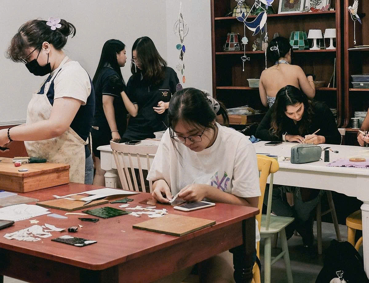 Workshop tranh kính màu tại Solar (Q. 1, TP. HCM).