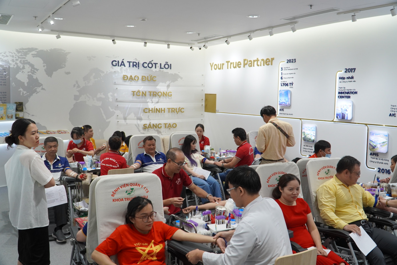 Khung cảnh hiến máu tại Ngày hội. Kết thúc Ngày hội, Ban Tổ chức đã tiếp nhận được 120 đơn vị máu.