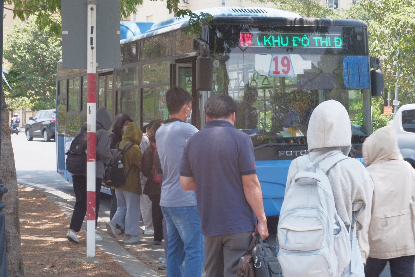 Nhiều sinh viên chọn đi xe buýt để tránh nắng.