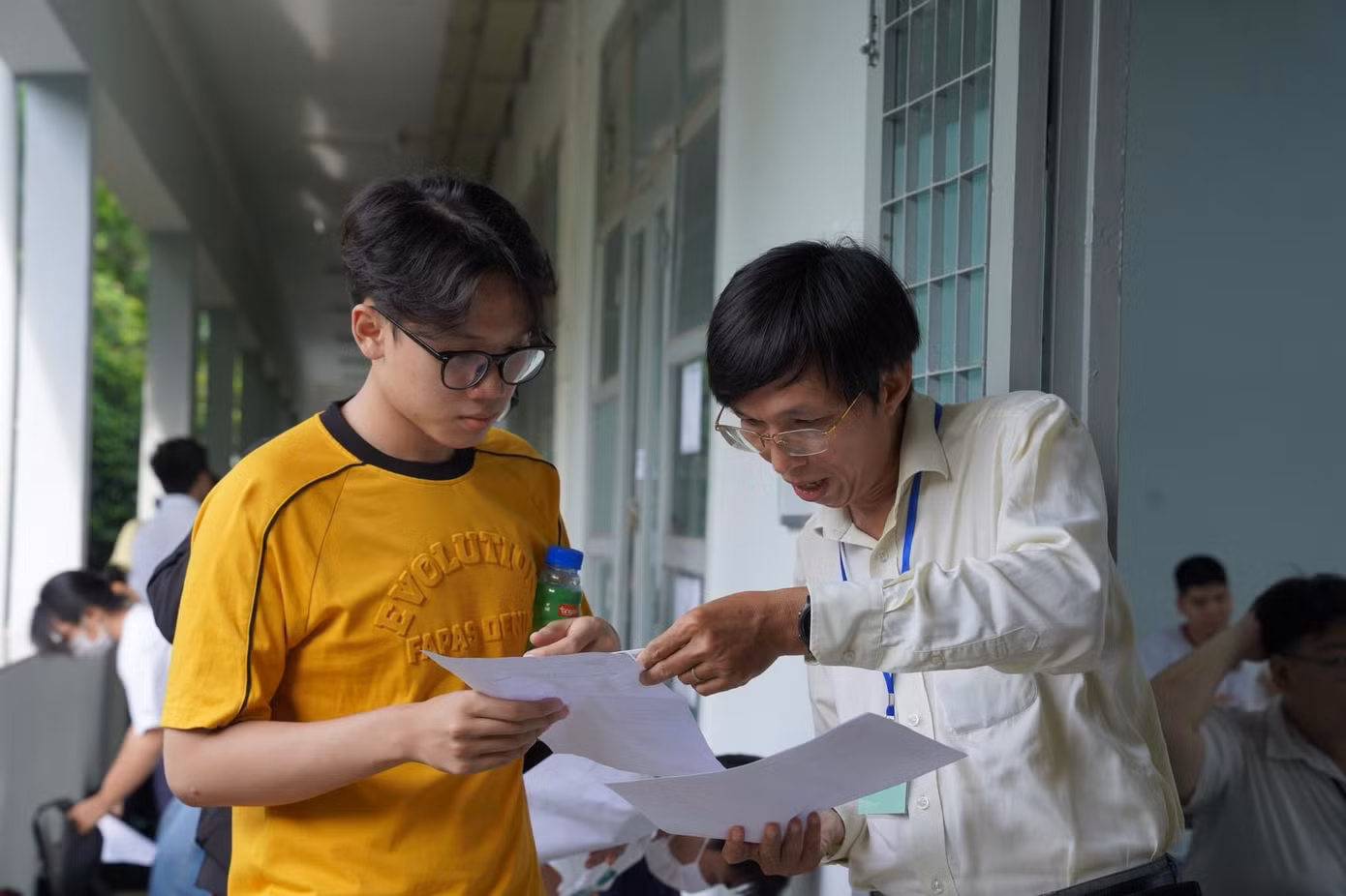 Thí sinh kiểm tra thông tin trước khi vào phòng thi. (Ảnh: ĐHQG TP. HCM)
