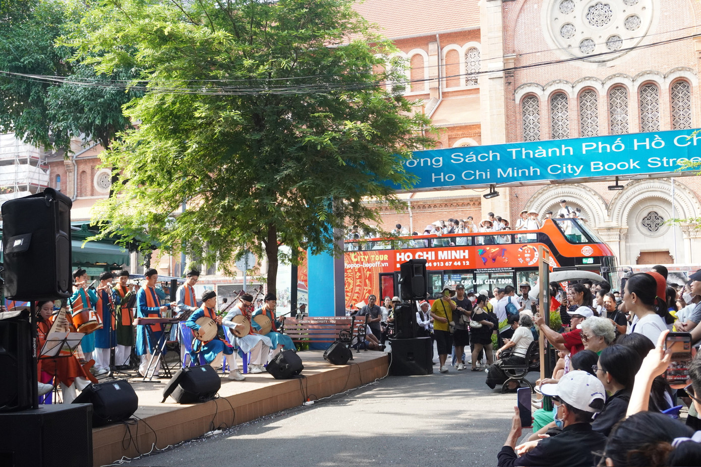 Sân khấu mở đường sách thu hút rất đông khách tham dự.