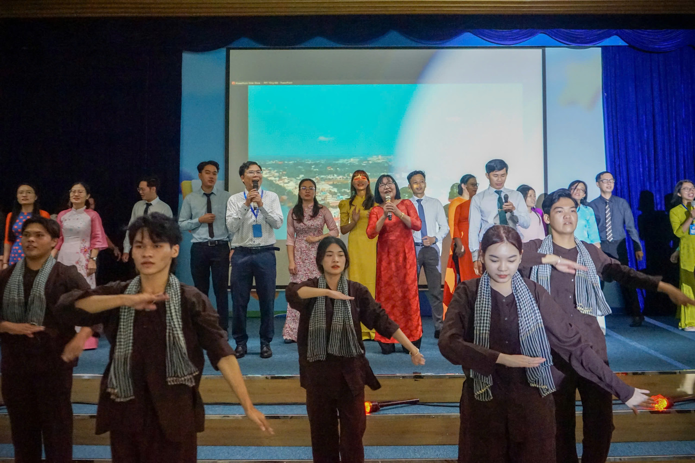 Đặc biệt, trong chương trình chào đón tân sinh viên năm nay, các thầy cô khoa Xã hội - Truyền thông đã cùng biểu diễn văn nghệ với các sinh viên khóa trước để gửi tặng các "tân binh" nhân dịp bước vào vai trò mới, hành trình mới.