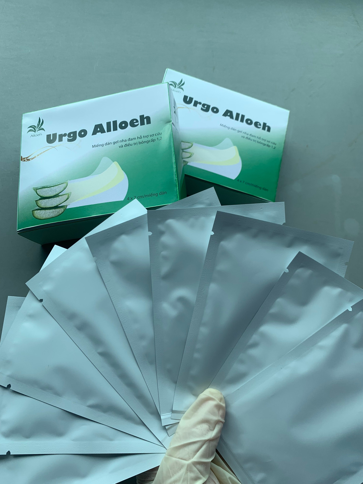 Sản phẩm miếng dán gel nha đam được thiết kế nhỏ gọn, dễ dàng mang theo bên người. Đồng thời có khả năng kháng khuẩn, bảo vệ vết thương tránh nguy cơ nhiễm trùng. Sản phẩm miếng dán gel nha đam được thiết kế nhỏ gọn, dễ dàng mang theo bên người. Đồng thời có khả năng kháng khuẩn, bảo vệ vết thương tránh nguy cơ nhiễm trùng.