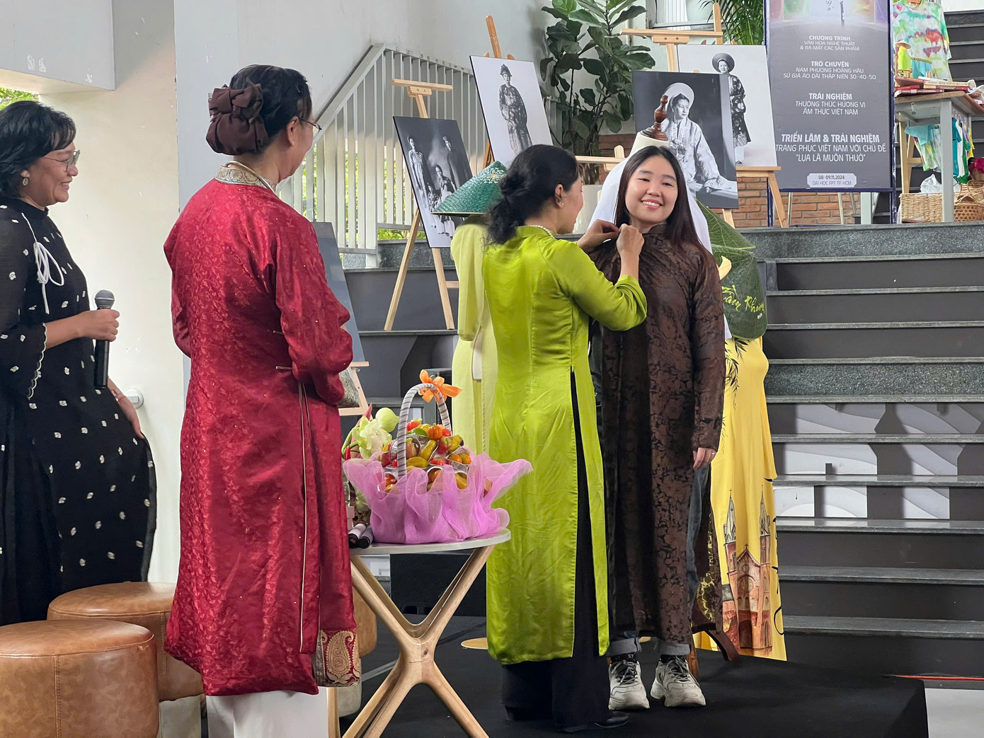 Các bạn trẻ thích thú khi được mặc thử chiếc áo dài đặc biệt này. (Ảnh: Lan Anh) Các bạn trẻ thích thú khi được mặc thử chiếc áo dài đặc biệt này. (Ảnh: Lan Anh)