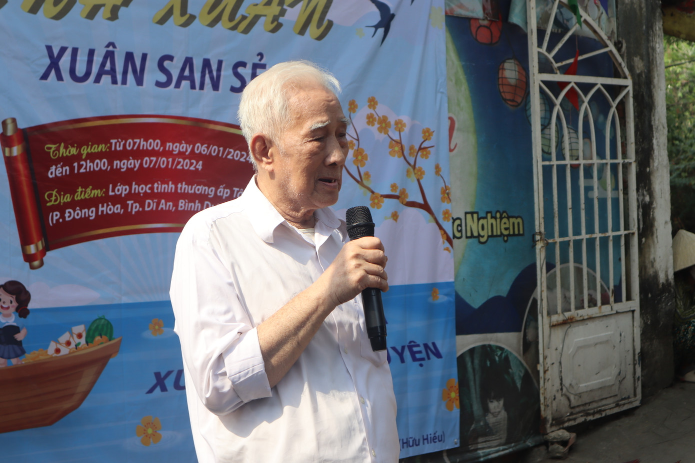 Ông Tư gửi lời cảm ơn đến các bạn sinh viên, nhà hảo tâm đã tổ chức chương trình vui chơi Tết các bạn nhỏ. Ông Tư gửi lời cảm ơn đến các bạn sinh viên, nhà hảo tâm đã tổ chức chương trình vui chơi Tết các bạn nhỏ.