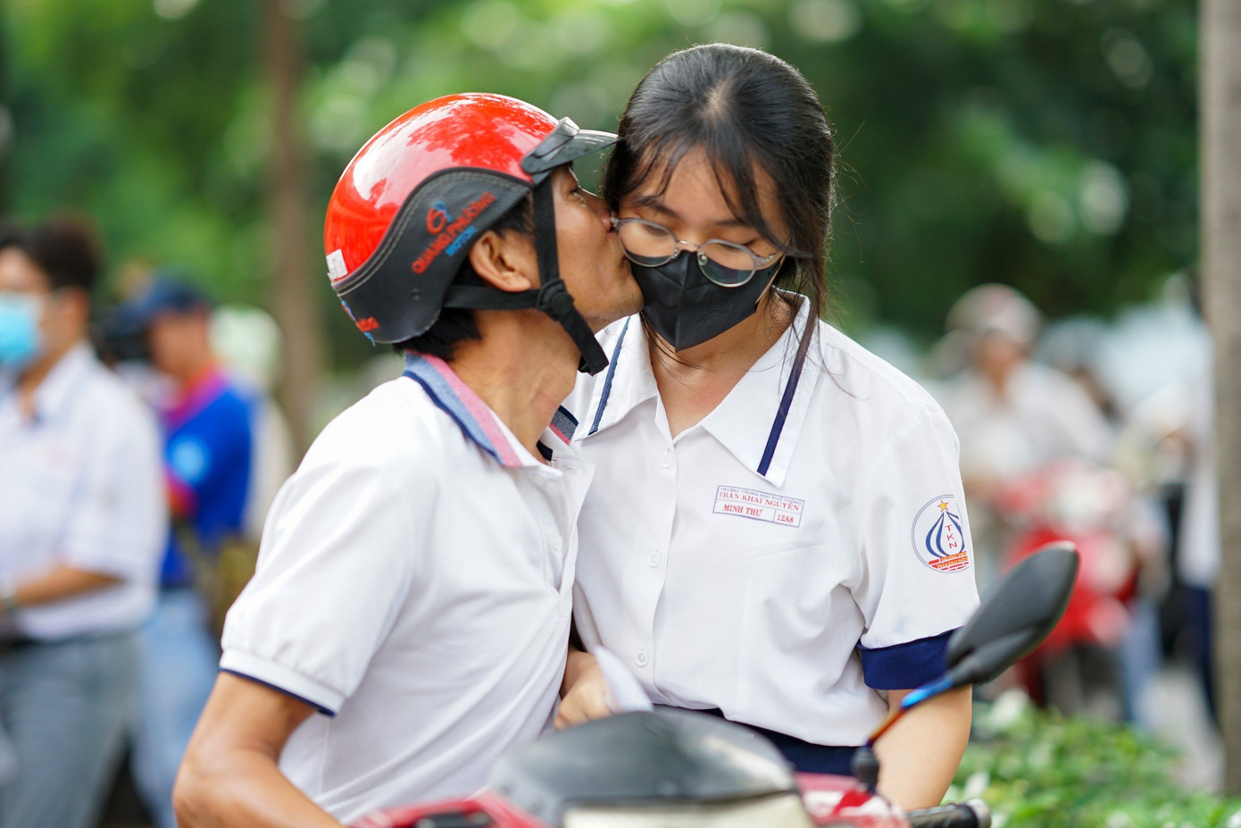 Phụ huynh đồng hành &apos;tiếp sức&apos; cho các thí sinh.