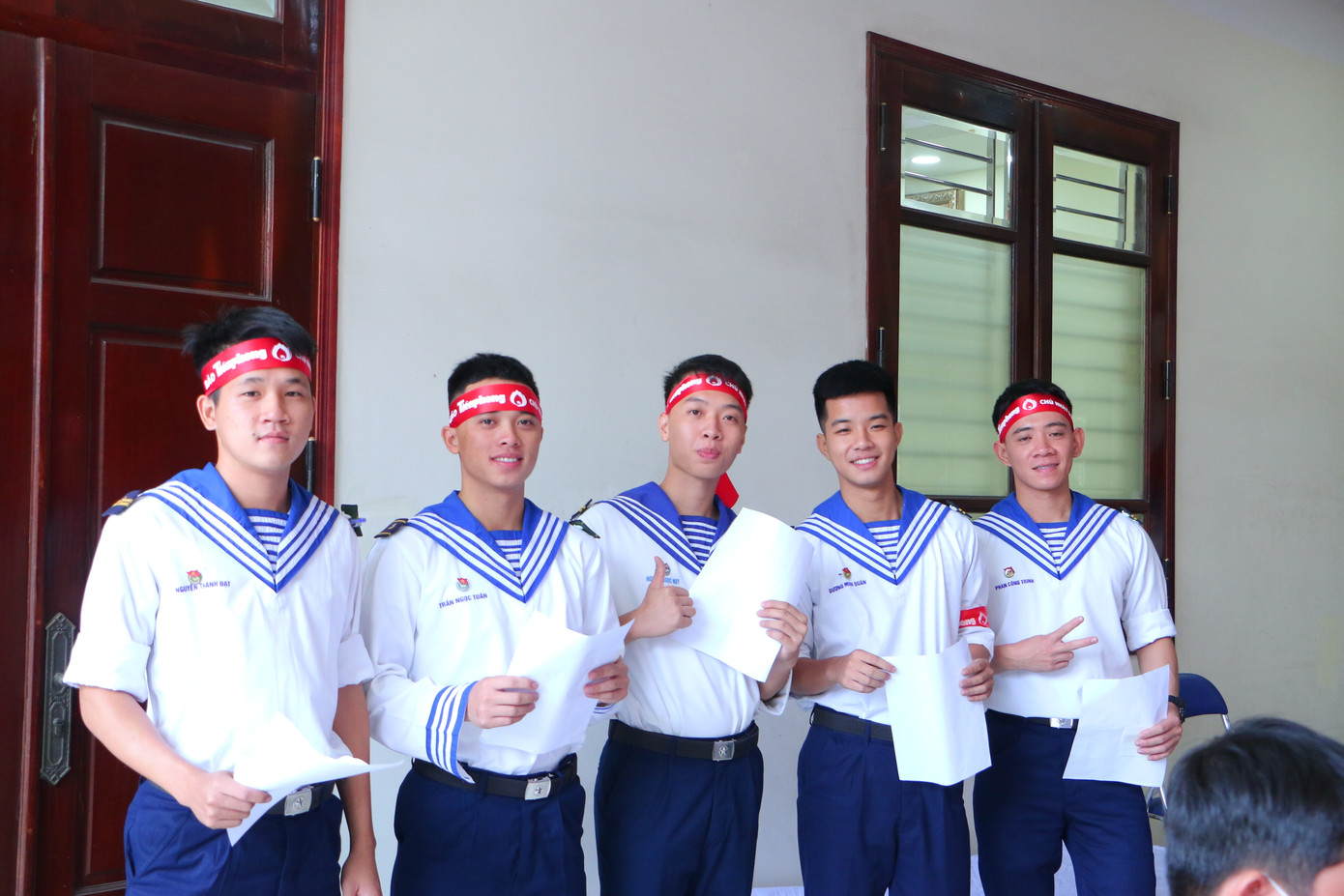 Các học viên trẻ của trường CĐ Kỹ thuật Hải quân hồ hởi tham gia Ngày hội hiến máu &apos;Chủ nhật Đỏ&apos;. Nhiều bạn trẻ lần đầu hiến máu cảm thấy rất vui vì trao giọt máu của mình góp phần cứu nhiều bệnh nhân.