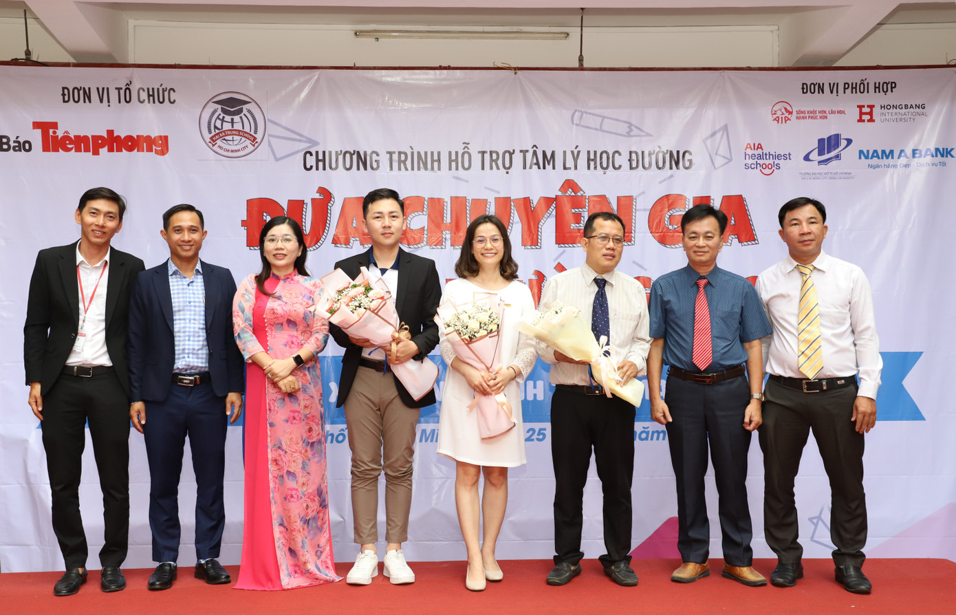 Ban Tổ chức trao hoa cảm ơn tới các diễn giả tham dự chương trình. (Ảnh: Ngô Tùng)