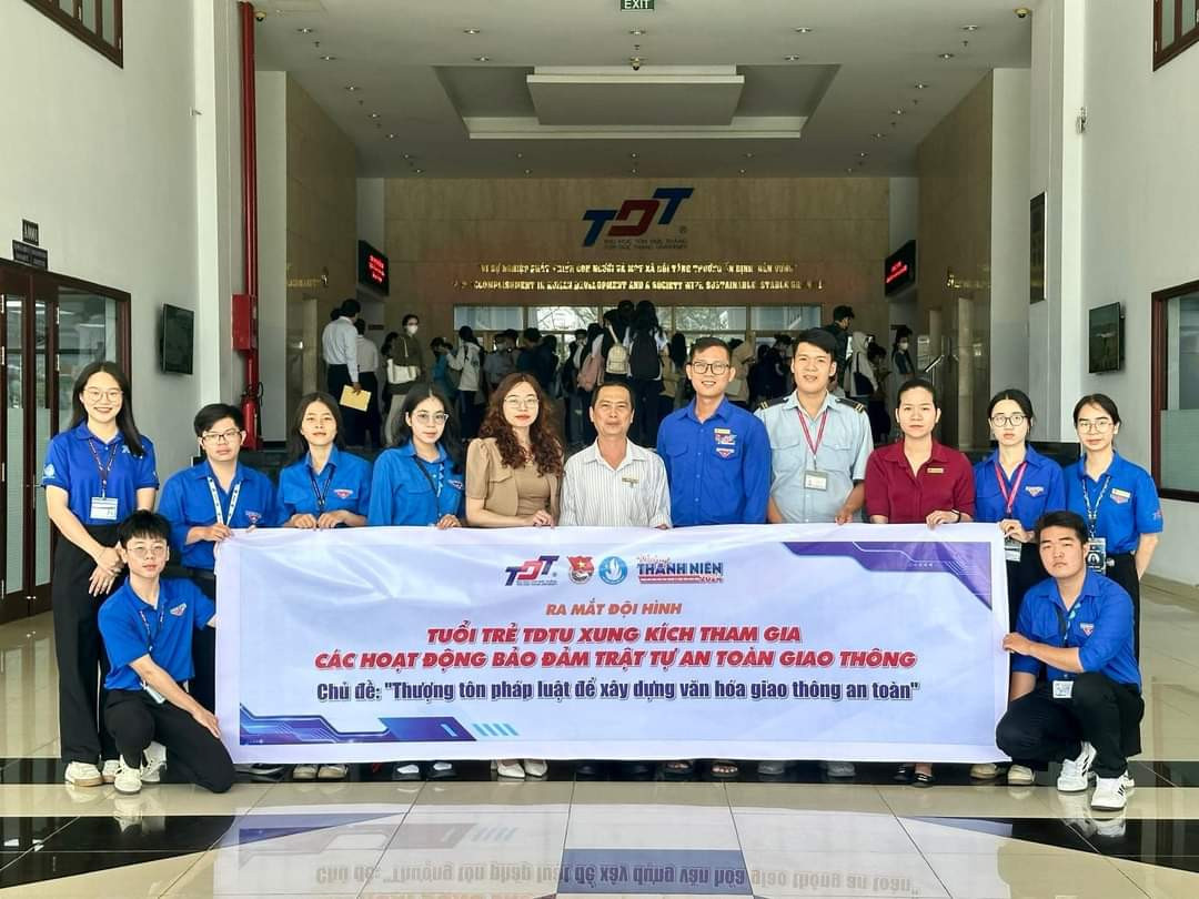 Sinh viên trường ĐH Tôn Đức Thắng cùng ra quân các hoạt động đảm bảo trật tự an toàn giao thông. Sinh viên trường ĐH Tôn Đức Thắng cùng ra quân các hoạt động đảm bảo trật tự an toàn giao thông.