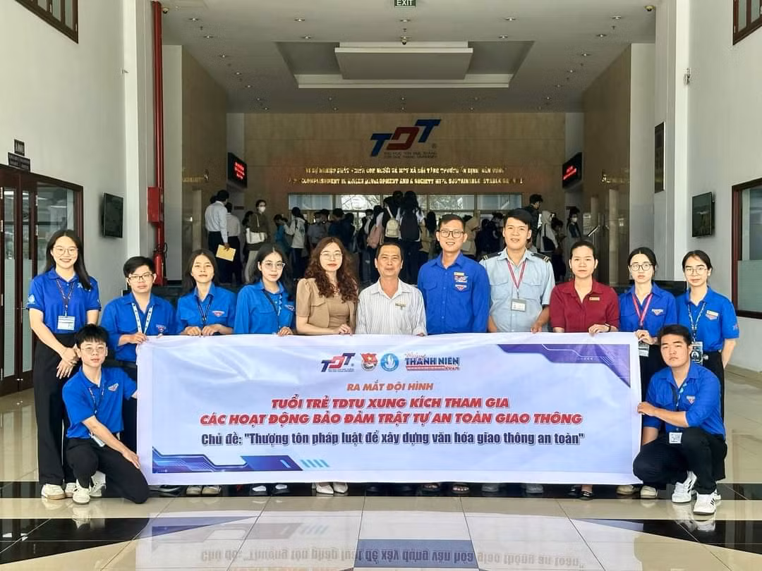Sinh viên trường ĐH Tôn Đức Thắng cùng ra quân các hoạt động đảm bảo trật tự an toàn giao thông.