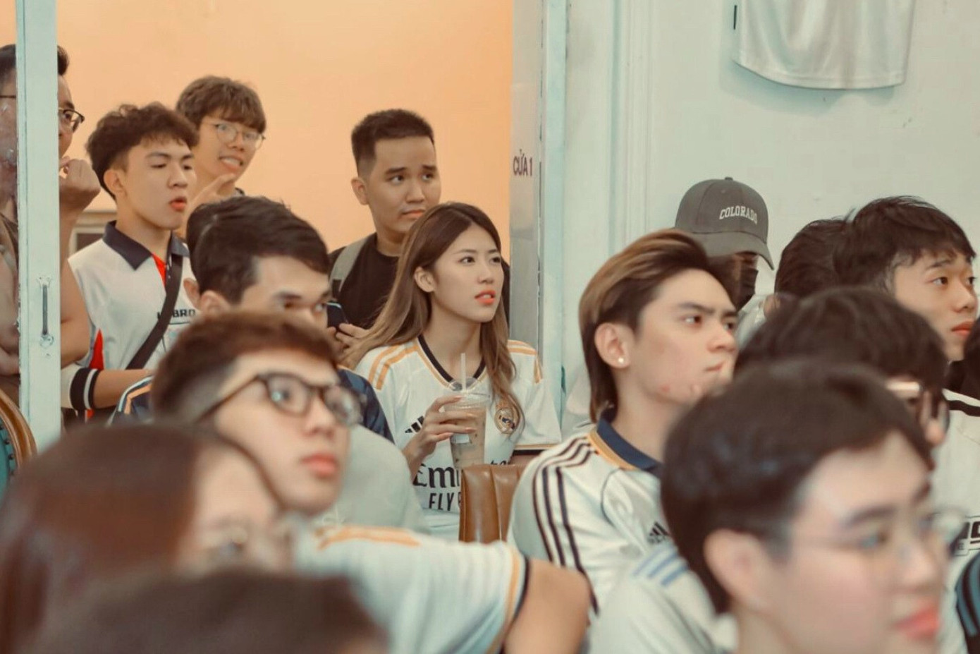 Mô hình quán cafe phục vụ xem bóng đá thu hút nhiều bạn trẻ ghé xem. Mô hình quán cafe phục vụ xem bóng đá thu hút nhiều bạn trẻ ghé xem.