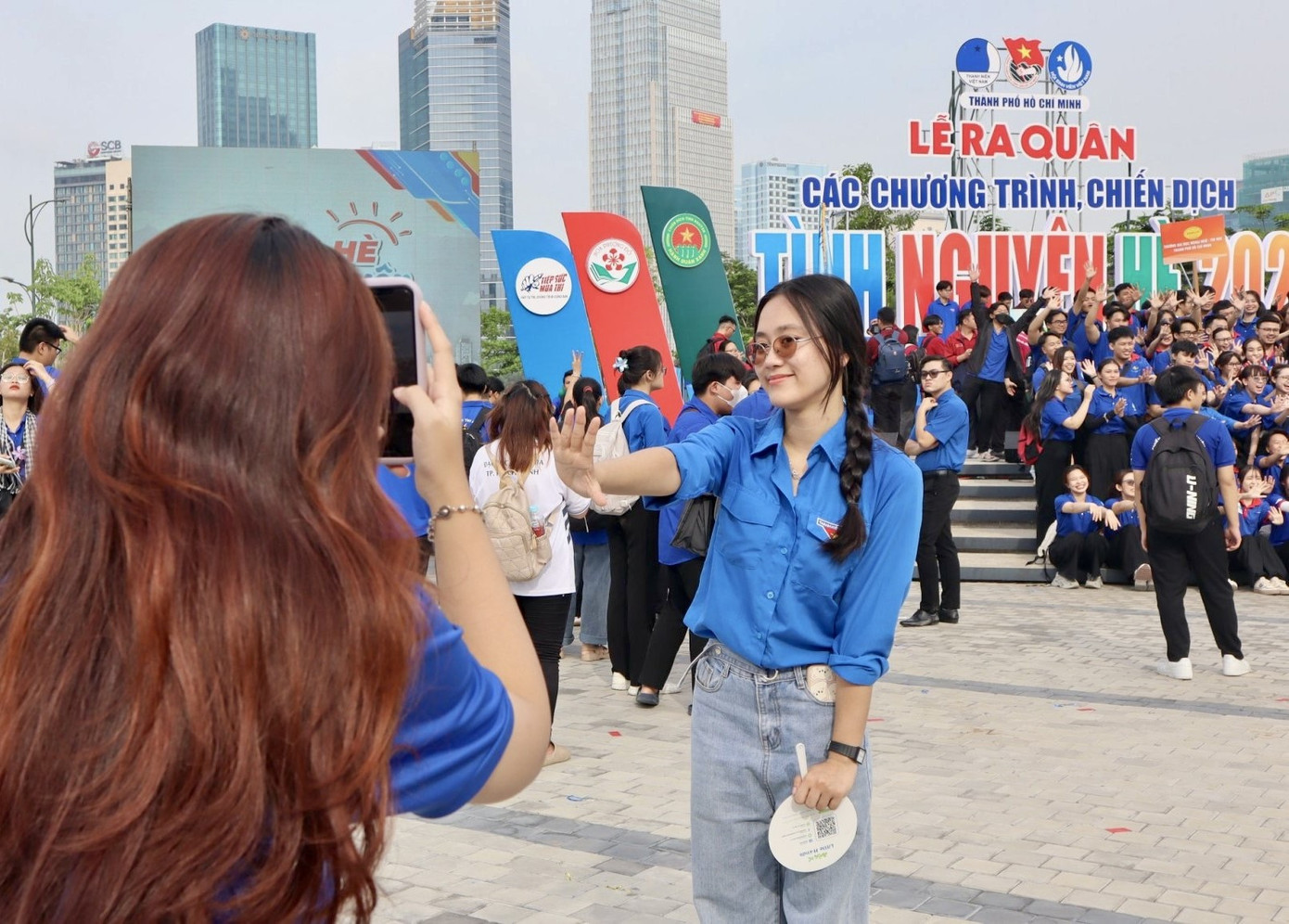 Nhiều bạn sinh viên chụp hình check-in tại buổi Lễ ra quân. Nhiều bạn sinh viên chụp hình check-in tại buổi Lễ ra quân.