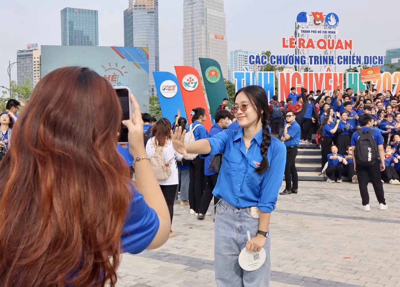 Nhiều bạn sinh viên chụp hình check-in tại buổi Lễ ra quân.