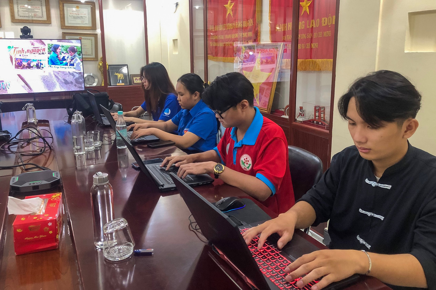 Các thành viên Đội hình tình nguyện 'Ngòi bút trẻ' Thành Đoàn TP. HCM viết tin bài cho các hoạt động tình nguyện Hè của thanh niên thành phố.