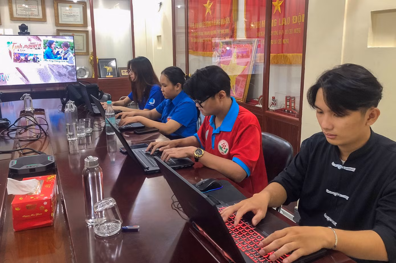 Các thành viên Đội hình tình nguyện 'Ngòi bút trẻ' Thành Đoàn TP. HCM viết tin bài cho các hoạt động tình nguyện Hè của thanh niên thành phố. Các thành viên Đội hình tình nguyện 'Ngòi bút trẻ' Thành Đoàn TP. HCM viết tin bài cho các hoạt động tình nguyện Hè của thanh niên thành phố.