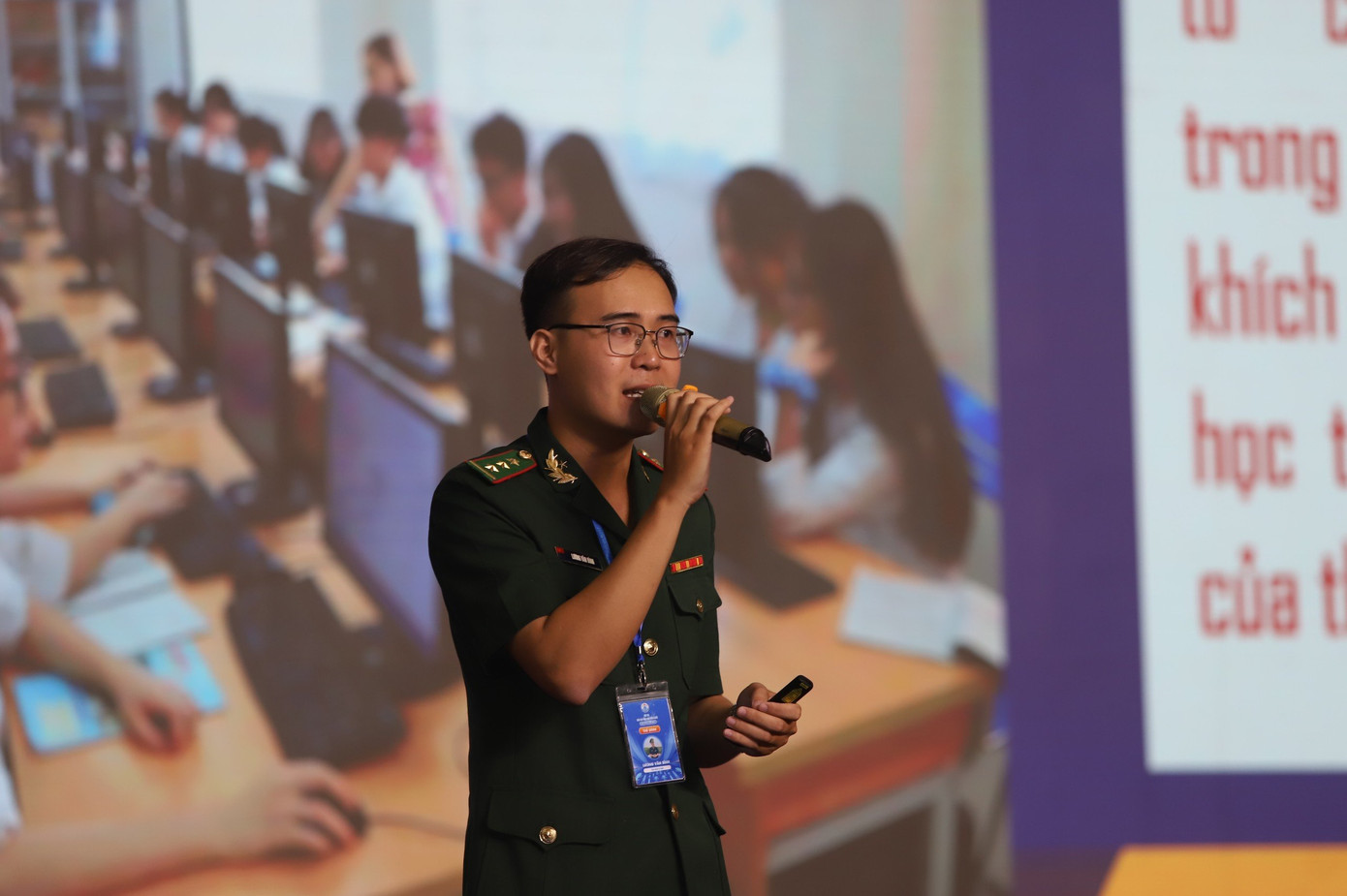 Thí sinh dự thi vòng Chung kết &quot;Hội thi Báo cáo viên giỏi toàn quốc lần thứ IV, năm 2024&quot; đang trình bày trước Hội đồng Giám khảo.