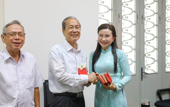 Bí thư T.Ư Đoàn Nguyễn Phạm Duy Trang trao quà cho cựu cán bộ Đoàn qua các thời kỳ.