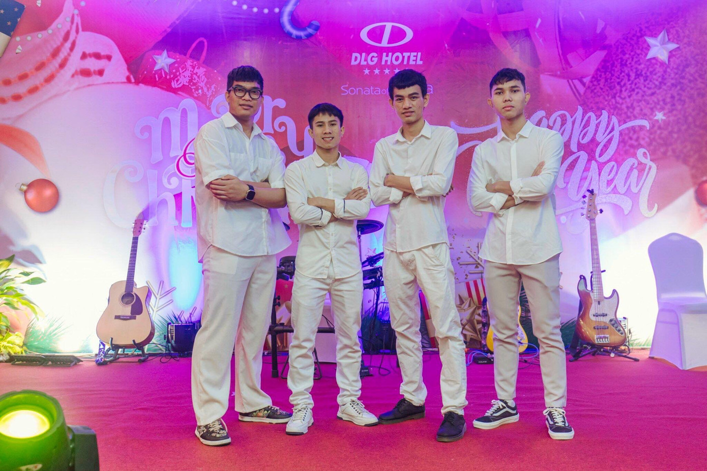 Siu Nông (ngoài cùng, bên phải) biểu diễn ban nhạc cùng bạn bè để kiếm thêm thu nhập. (Ảnh: NVCC) Siu Nông (ngoài cùng, bên phải) biểu diễn ban nhạc cùng bạn bè để kiếm thêm thu nhập. (Ảnh: NVCC)