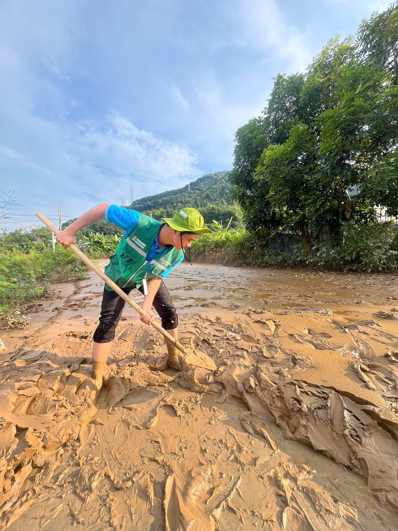 Hoài Nam tham gia chiến dịch tình nguyện khắc phục thiên tai, xây sửa lại nhà cho bà con tỉnh Lào Cai sau bão Yagi.