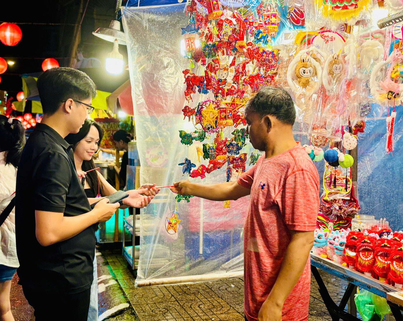 Thời tiết khiến lượng khách hàng tới Phố đèn lồng Lương Nhữ Học giảm. Thời tiết khiến lượng khách hàng tới Phố đèn lồng Lương Nhữ Học giảm.