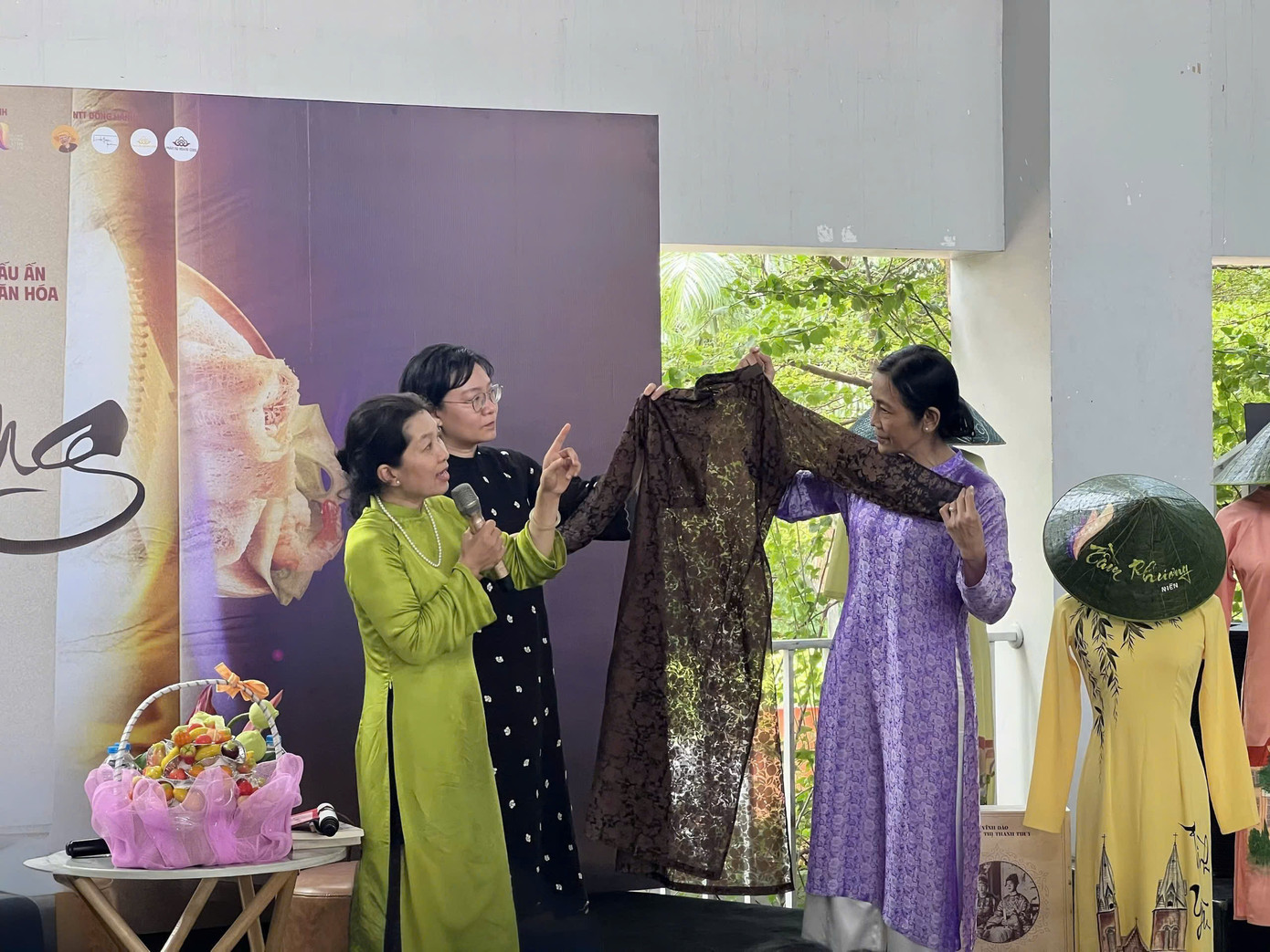 Chiếc áo dài màu nâu, hơn 100 năm tuổi của cô Nguyễn Thị Thanh Thuý. (Ảnh: Lan Anh) Chiếc áo dài màu nâu, hơn 100 năm tuổi của cô Nguyễn Thị Thanh Thuý. (Ảnh: Lan Anh)