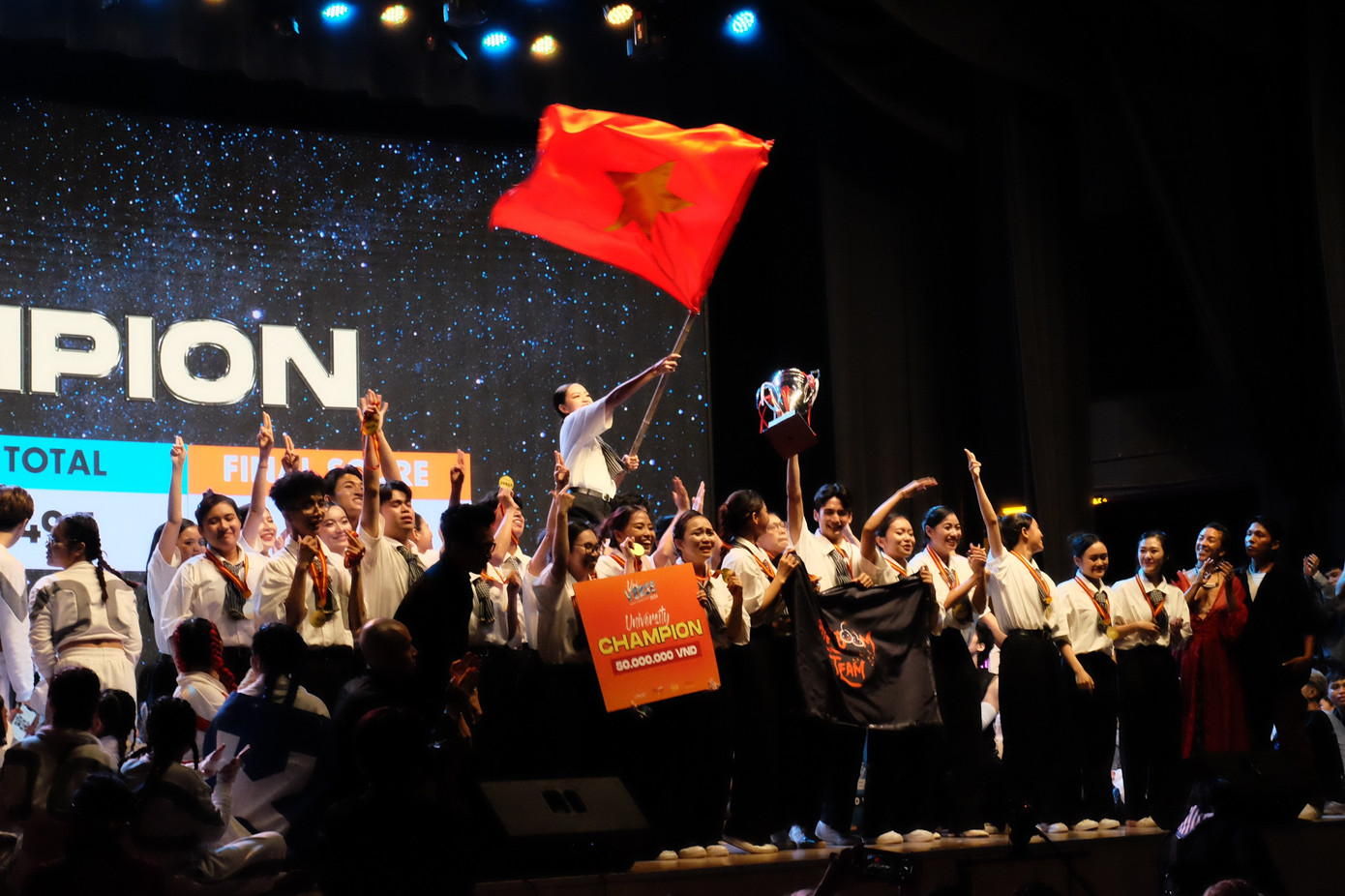 Các bạn trẻ sử dụng những vũ đạo mạnh mẽ, linh hoạt miêu tả sự kiện lịch sử, luôn vẫy cao lá cờ Việt Nam. Các bạn trẻ sử dụng những vũ đạo mạnh mẽ, linh hoạt miêu tả sự kiện lịch sử, luôn vẫy cao lá cờ Việt Nam.