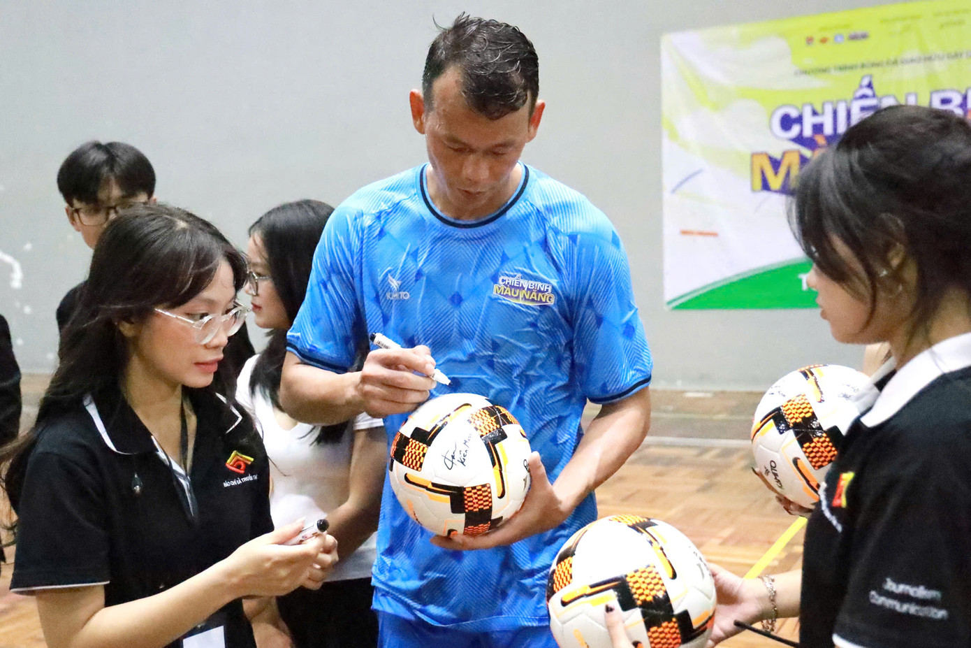 Thủ môn Bùi Tấn Trường ký tặng cho khán giả tham gia trò chơi.