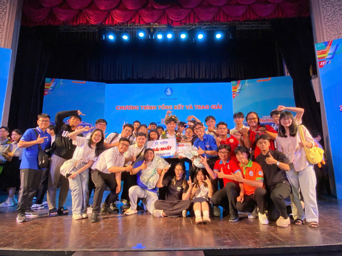 Khoảnh khắc bạn bè chúc mừng cho Hoài Nam trở thành Quán quân &apos;Thủ lĩnh sinh viên TP. HCM 2024&apos;.