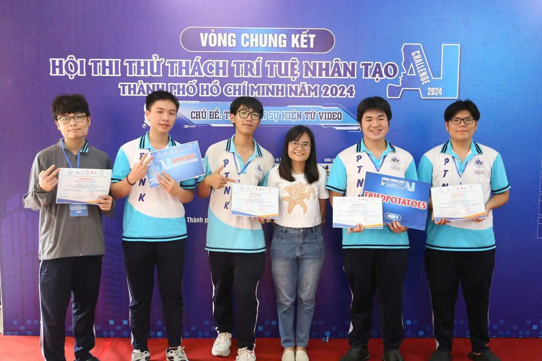 Đội 'FriedPotatoes', trường Phổ thông Năng khiếu (ĐHQG TP. HCM) đoạt giải Nhất bảng B. Đội 'FriedPotatoes', trường Phổ thông Năng khiếu (ĐHQG TP. HCM) đoạt giải Nhất bảng B.