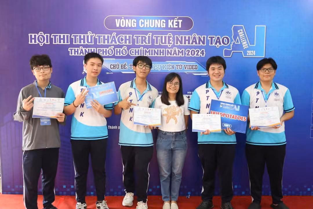 Đội 'FriedPotatoes', trường Phổ thông Năng khiếu (ĐHQG TP. HCM) đoạt giải Nhất bảng B.