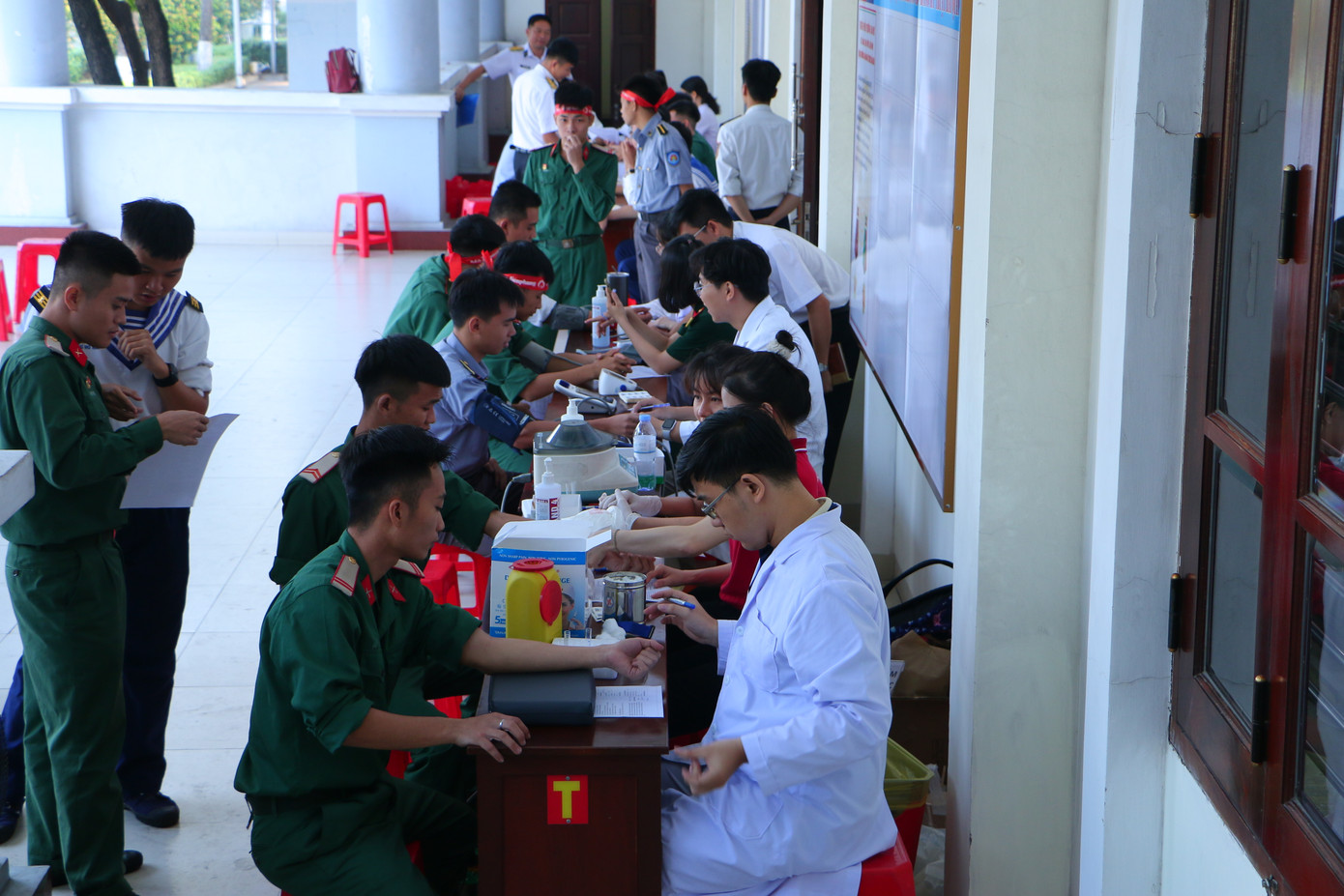 Đông đảo học viên hưởng ứng tích cực Ngày hội hiến máu ‘Chủ nhật Đỏ’ tại trường CĐ Kỹ thuật Hải quân. Đông đảo học viên hưởng ứng tích cực Ngày hội hiến máu ‘Chủ nhật Đỏ’ tại trường CĐ Kỹ thuật Hải quân.