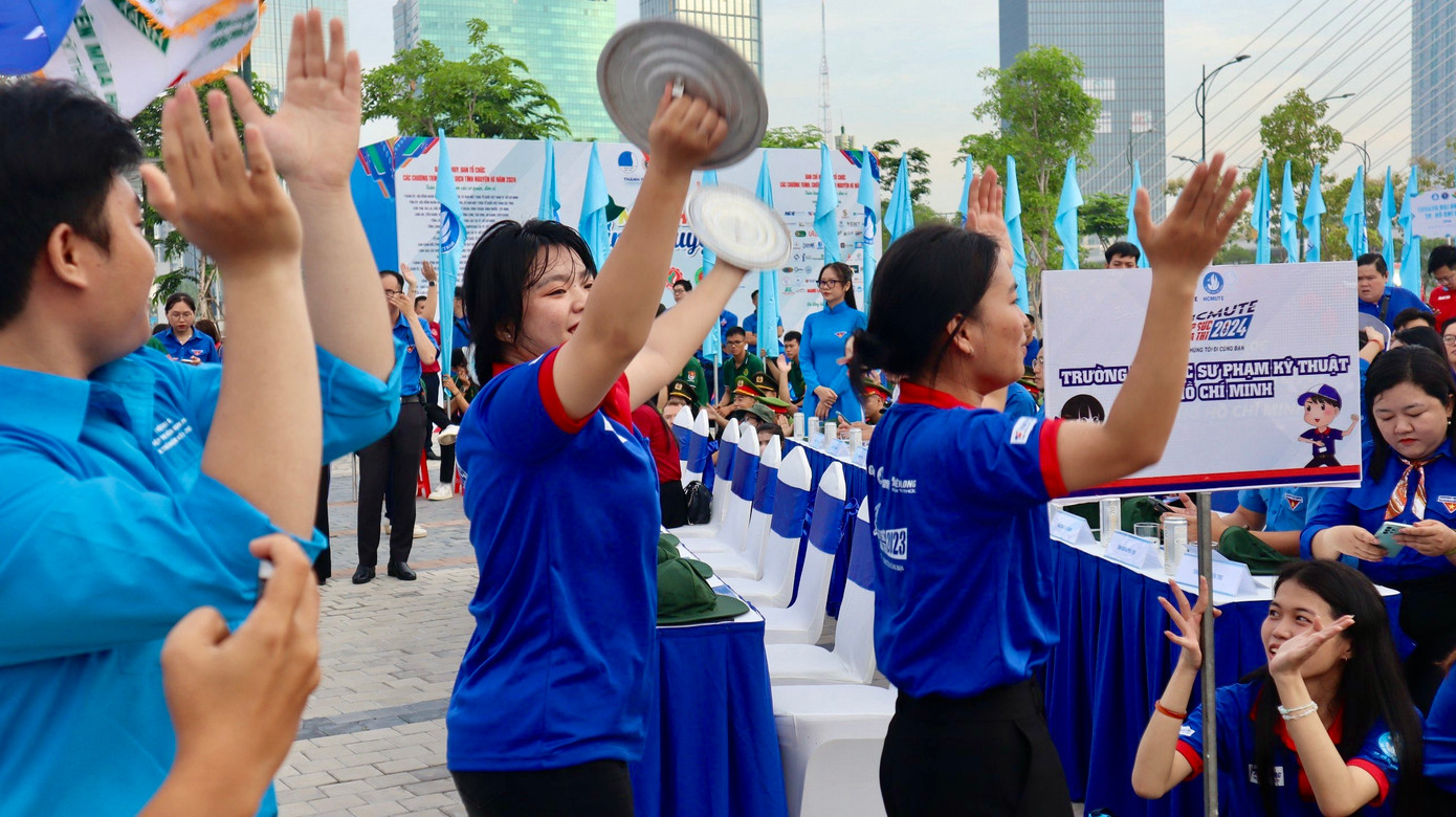 Những màn cổ động ấn tượng tại Lễ ra quân. Những màn cổ động ấn tượng tại Lễ ra quân.