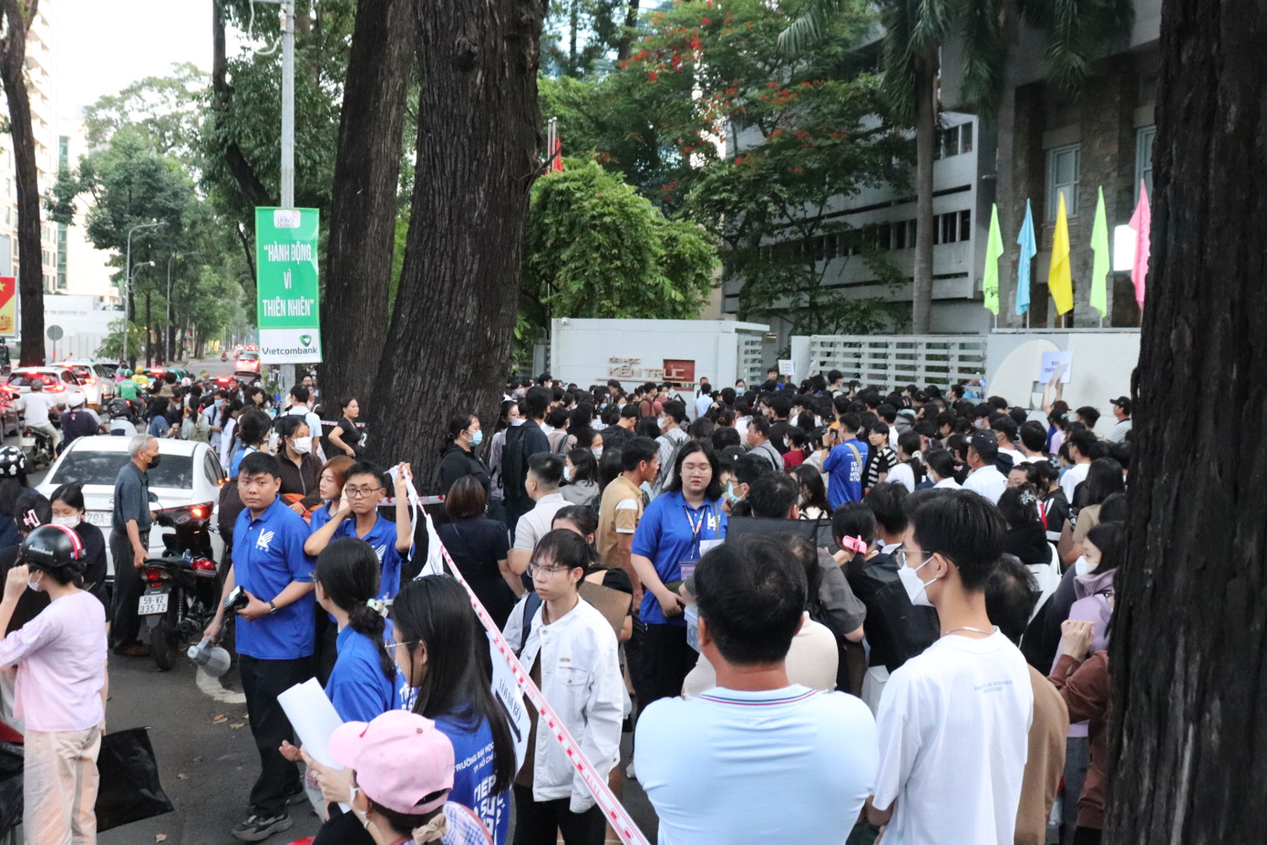 Các thí sinh có mặt tại trường thi từ rất sớm. Các thí sinh có mặt tại trường thi từ rất sớm.