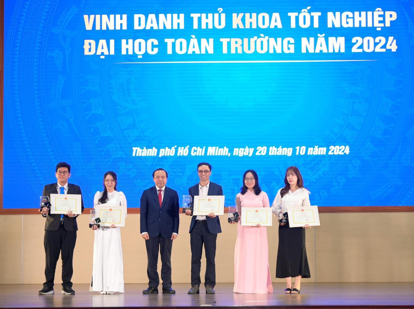 Minh Thư (thứ hai, từ trái sang) được ĐHQG TP. HCM vinh danh thủ khoa. Minh Thư (thứ hai, từ trái sang) được ĐHQG TP. HCM vinh danh thủ khoa.