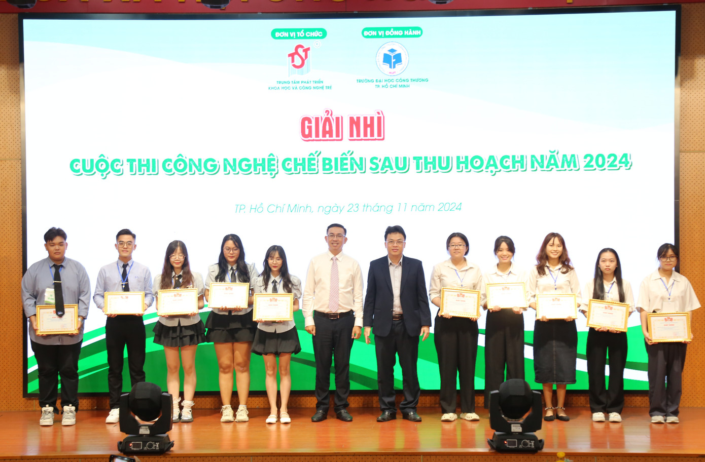 Ban Tổ chức trao 2 giải Nhì tại cuộc thi.