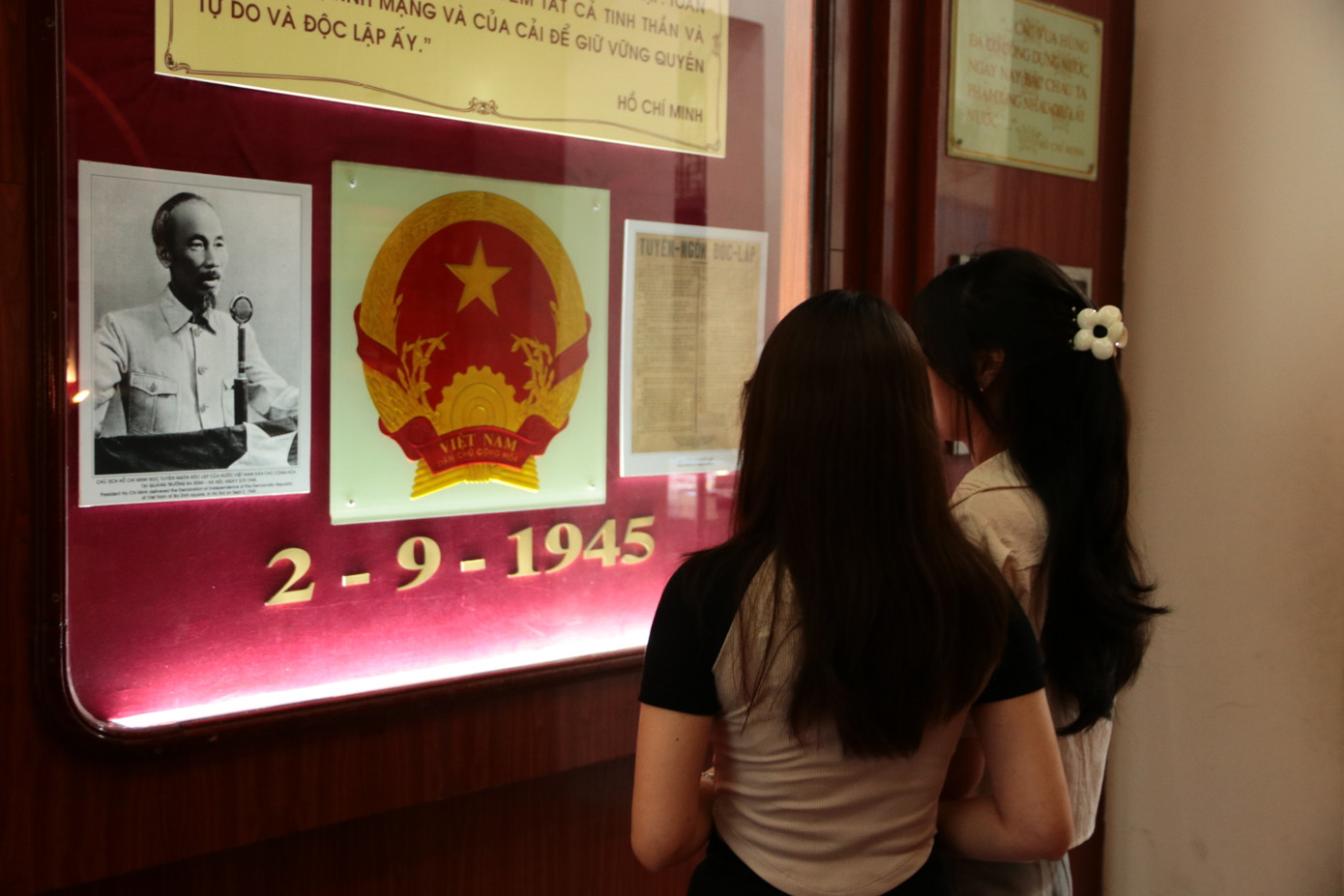 Nhóm bạn trẻ đến tham quan, tìm hiểu tại bảo tàng. Nhóm bạn trẻ đến tham quan, tìm hiểu tại bảo tàng.