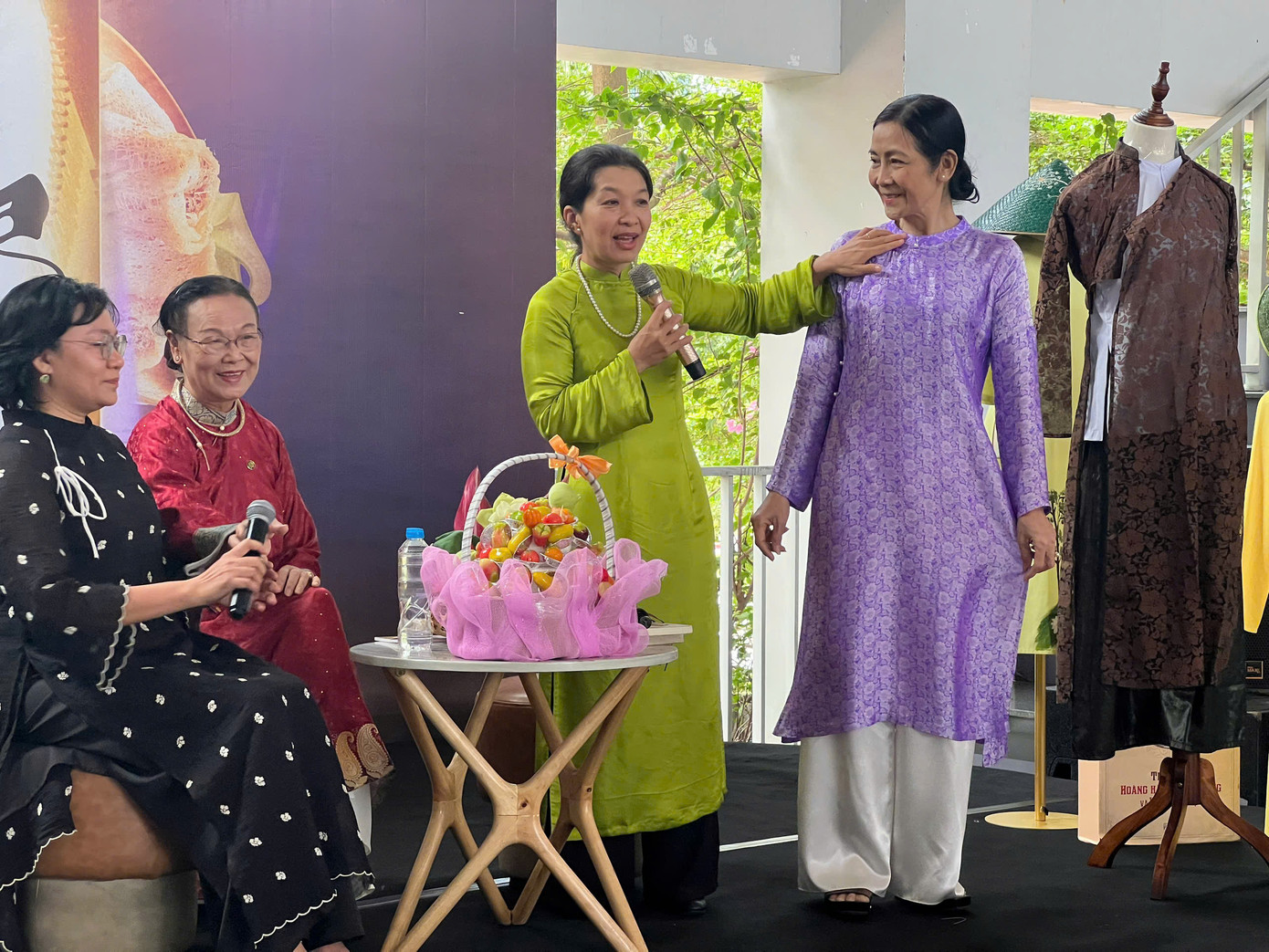 Cô Nguyễn Thị Thanh Thuý (áo xanh) ví những bộ áo dài “như tấm căn cước cho thấy mình là người Việt Nam”. (Ảnh: Lan Anh) Cô Nguyễn Thị Thanh Thuý (áo xanh) ví những bộ áo dài “như tấm căn cước cho thấy mình là người Việt Nam”. (Ảnh: Lan Anh)