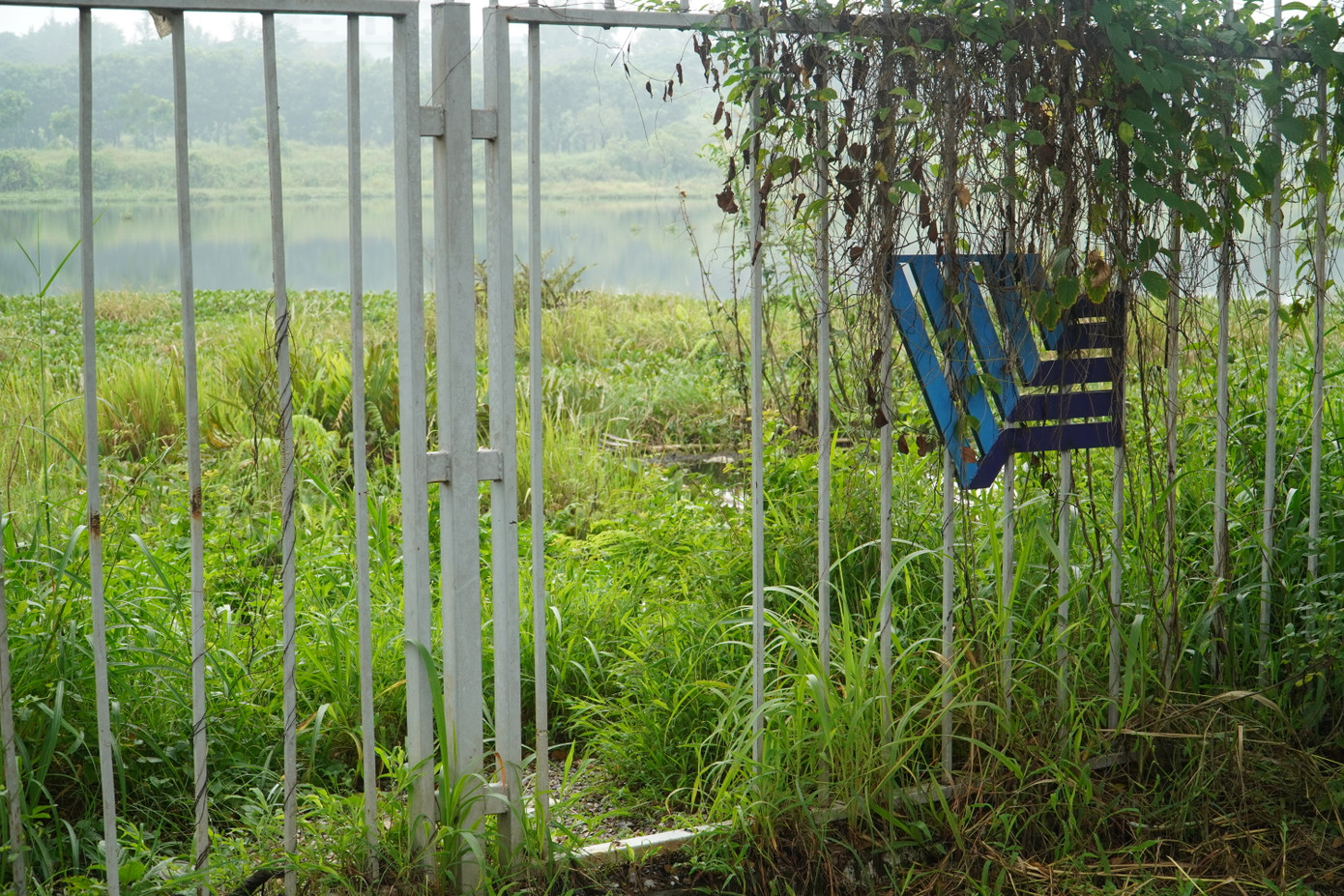 Những hàng rào được Trung tâm Quản lý Khu đô thị ĐHQG TP. HCM làm nhưng bị các &apos;cần thủ&apos; phá để vào hồ đá câu cá.