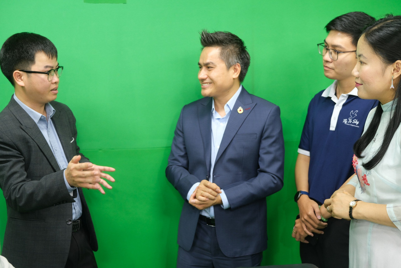 TS Phạm Huy Hiệu (ngoài cùng, bên trái) được đề cử 'Gương mặt trẻ Việt Nam tiêu biểu 2023'. (Ảnh: Văn Tiệp) TS Phạm Huy Hiệu (ngoài cùng, bên trái) được đề cử 'Gương mặt trẻ Việt Nam tiêu biểu 2023'. (Ảnh: Văn Tiệp)