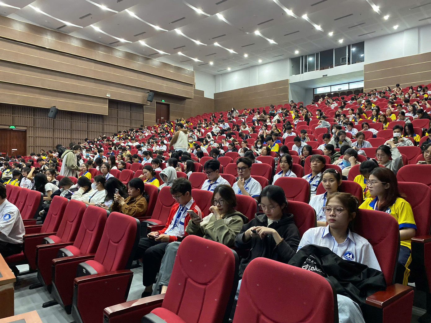 Sinh viên tham dự workshop “Tầm quan trọng Kỹ năng số”.